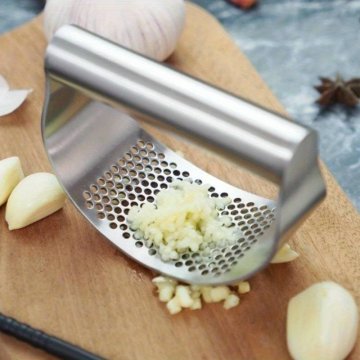 Praktický lis na česnek